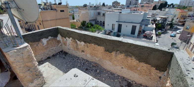 מעקה מרפסת עליונה בתהליך שיקום